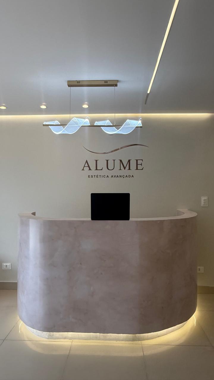 Recepção da Alume Clinic com logo iluminado